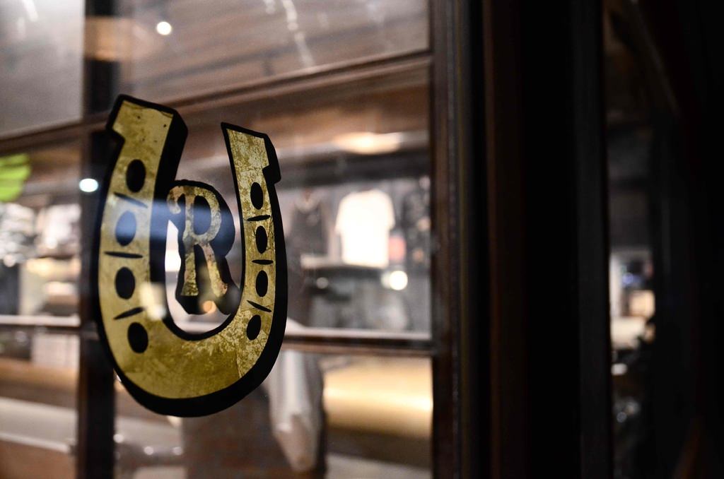 Blind pig 盲豬餐酒館 LOGO